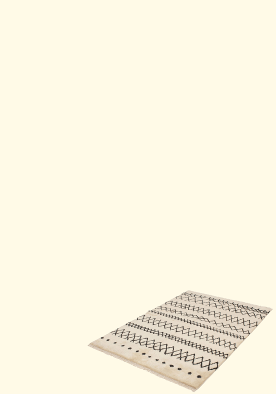 Een beige vloerkleed met diagonale zwarte lijnen en geometrische patronen ligt op een effen, lichtgekleurde vloer en voegt een vleugje stijl toe aan uw vloerkledencollectie.